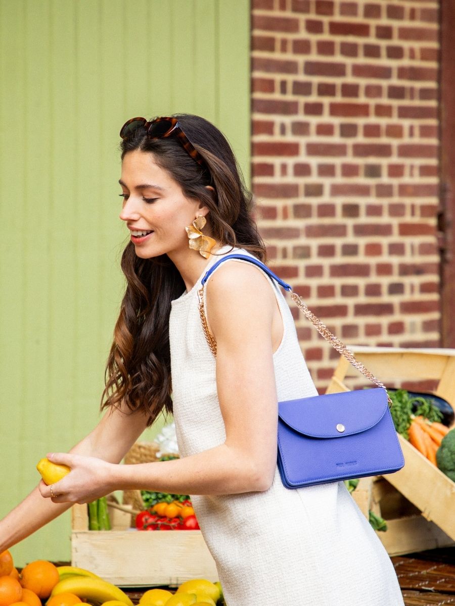 photo-vue-zoom-matiere-sac-pochette-cuir-bleu-bertille-azur-bleu-roi-paul-marius-w44-az-blu