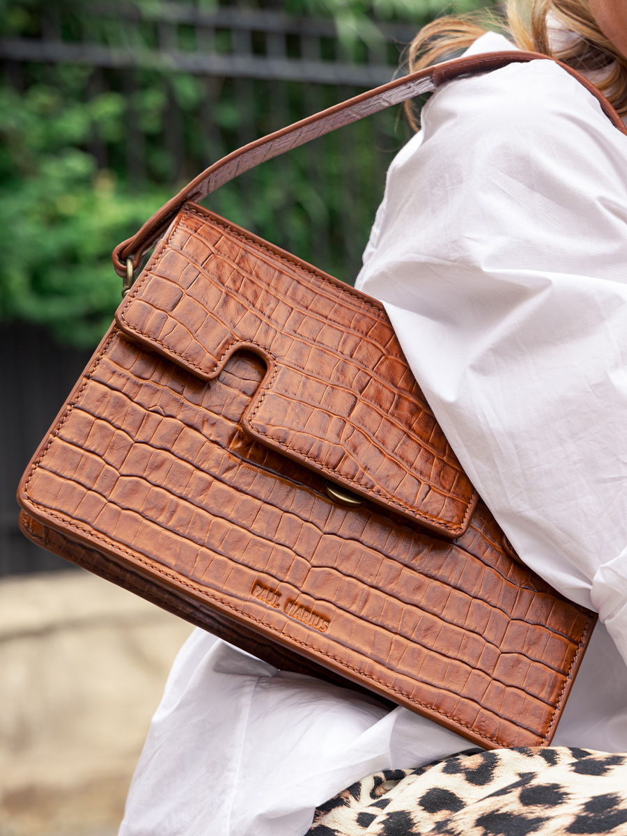 photo-vue-zoom-matiere-sac-baguette-cuir-marron-gabrielle-heritage-marron-glace-paul-marius-w42-cr-db