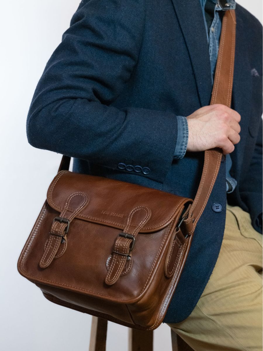 photo-vue-zoom-matiere-sac-bandouliere-cuir-marron-lasacoche-s-tabac-paul-marius-m02s10-mk