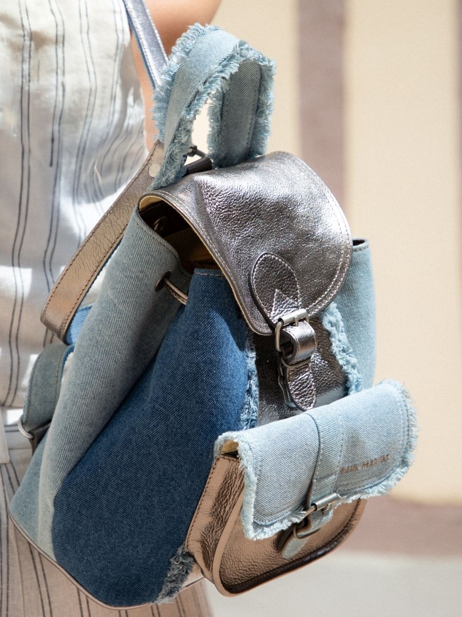 photo-vue-zoom-matiere-sac-dos-cuir-jean-argente-femme-lebaroudeur-denim-acier-paul-marius-m40-gm-denim