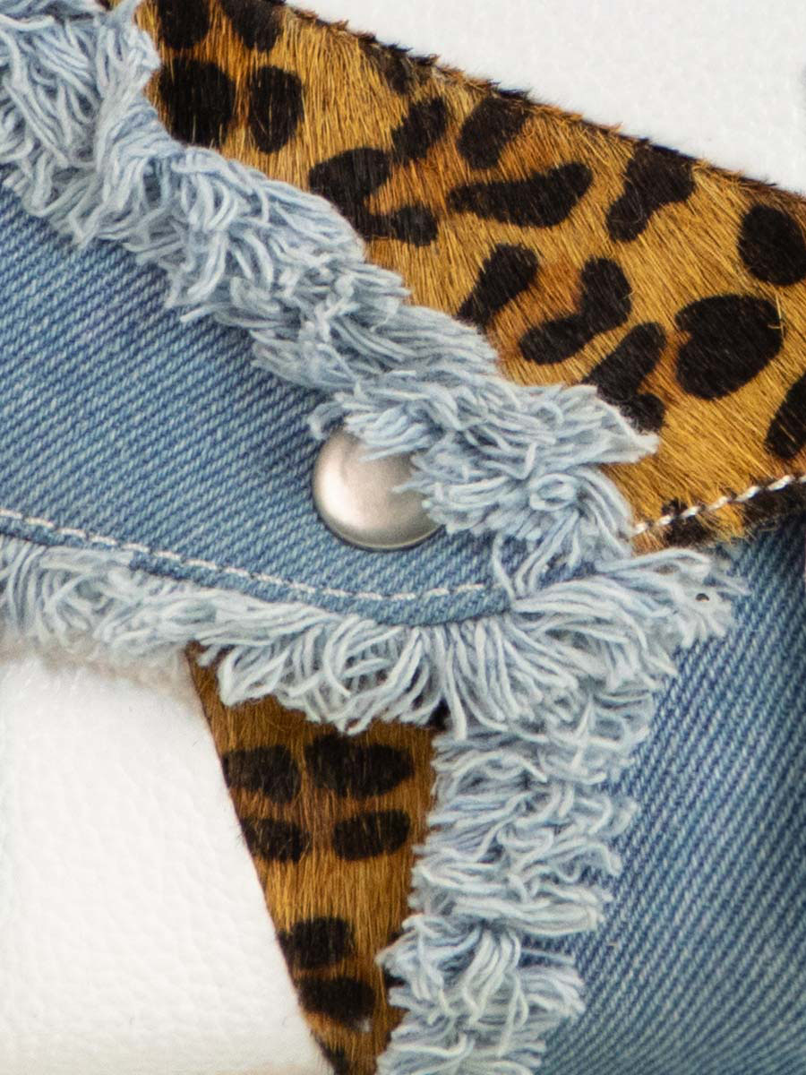 photo-vue-zoom-matiere-sac-bandouliere-cuir-blanc-leopard-lemini-indispensable-chimere-denim-blanc-paul-marius-w08s-ch-w-denim