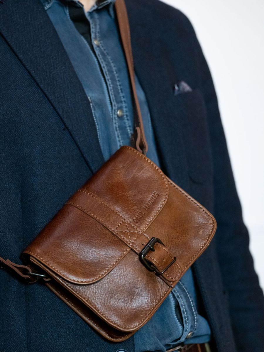 photo-vue-zoom-matiere-sac-bandouliere-cuir-marron-lessentiel-tabac-paul-marius-m21-mk