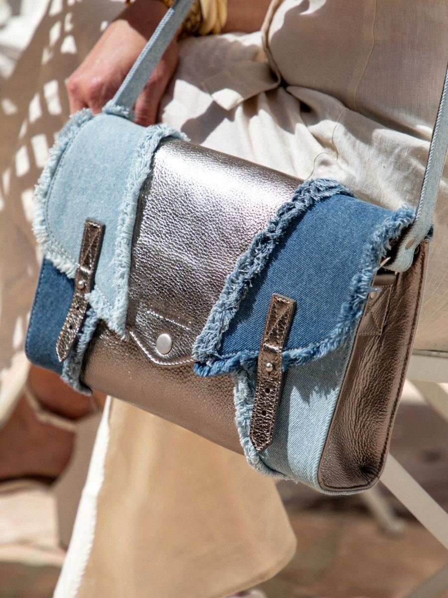 photo-vue-zoom-matiere-sac-bandouliere-cuir-jean-argente-femme-l-indispensable-denim-acier-paul-marius-w08-gm-denim