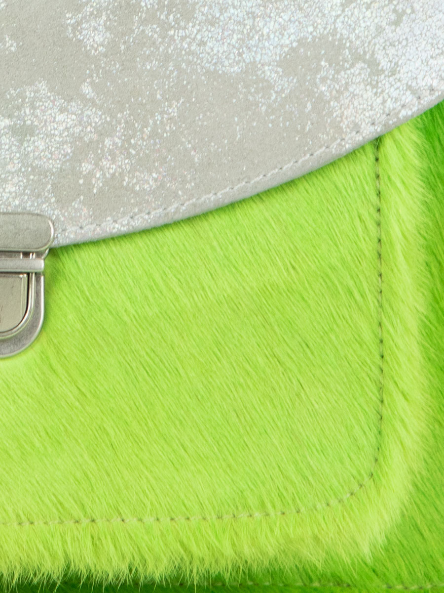 photo-vue-zoom-matiere-sac-main-cuir-vert-mademoiselle-george-creature-vert-acide-paul-marius-w05-crea-s-gr