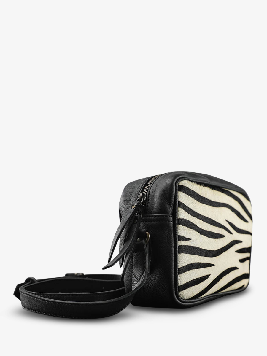 photo-vue-de-cote-pochette-cuir-femme-noir-limpertinent-zebre-noir-paul-marius-w22-z-b